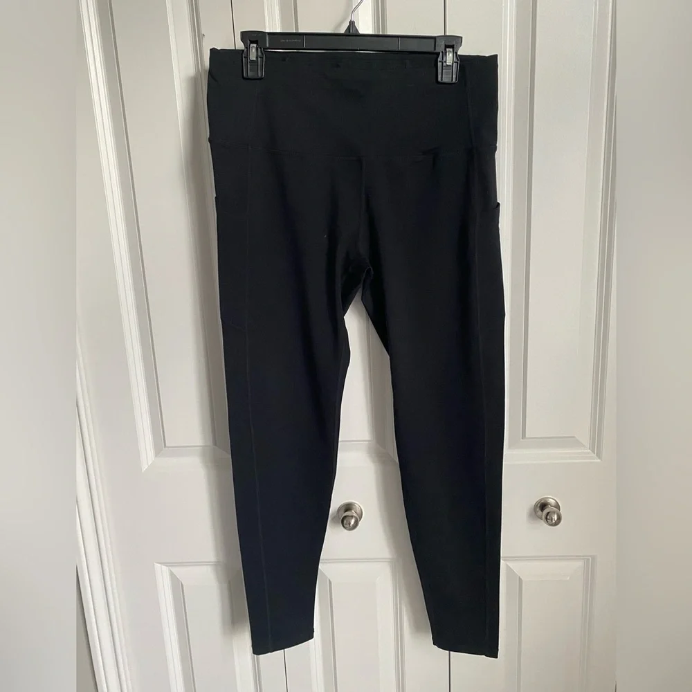 Black High-Waisted Leggings with Side Pockets - Picture 1 of 4